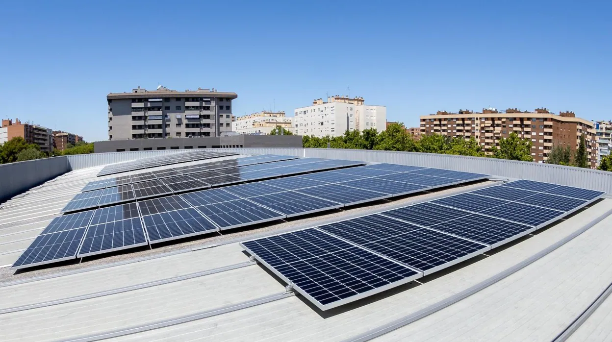 Los tejados de centros municipales se utilizan para colocar las placas solares