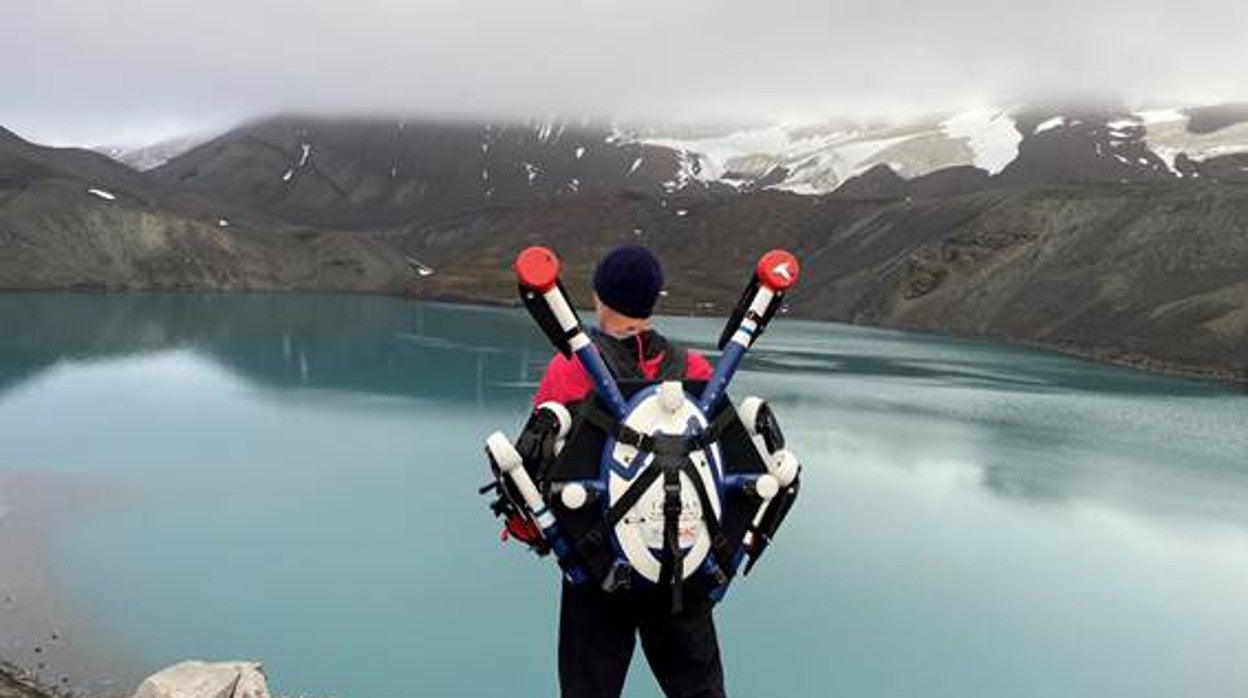 Miembro del equipo PiMetAn transportando un dron para muestrear aguas en Isla Decepción.