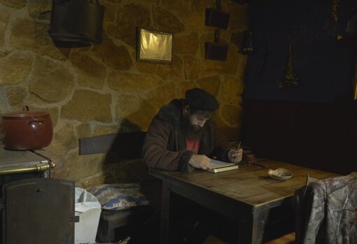 Galán trabajando en su casa de Cangas de Onís (Asturias)