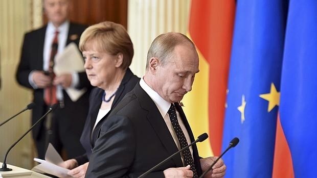Putin, a la derecha, y Angela Merkel
