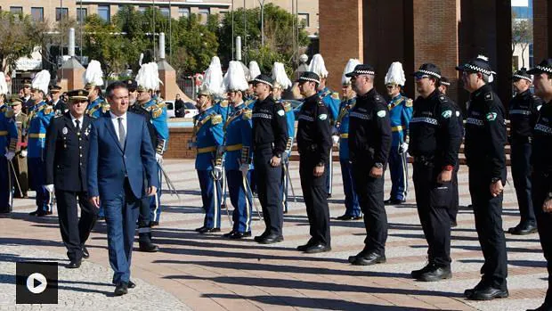 El alcalde, Juan Espadas, pasa revista a la Policía Local