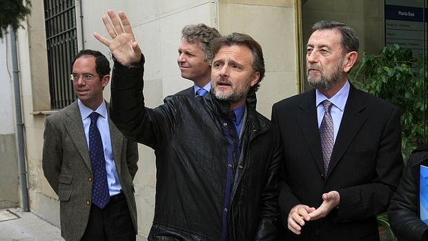 El consejero de Medio Ambiente y el presidente del Puerto, ante la sede de la Autoridad Portuaria