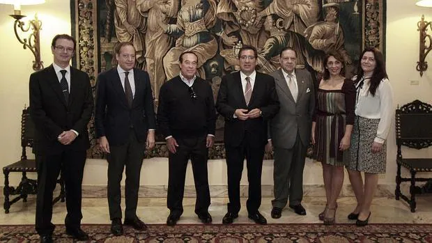 Álvaro Rodríguez Guitart, de ABC; Curro Romero, Antonio Pulido y Pepe Moreno, flanqueados por los representantes de Porcelanosa y Amorino