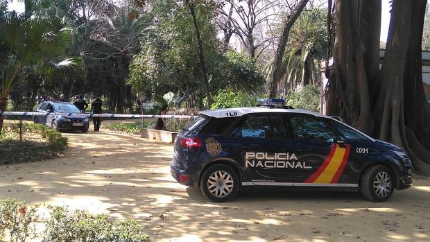 La mujer hallada muerta en el parque de María Luisa había sufrido abusos sexuales