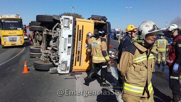 Restablecido el tráfico en la SE-30 tras volcar un camión