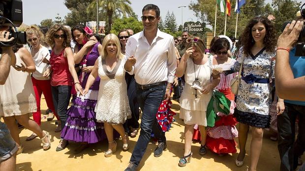 Pedro Sánchez pasea con un grupo de mujeres por la Feria del Caballo de Jerez de la Frontera