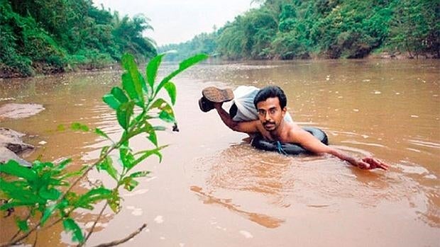 El profesor que diariamente cruza un río nadando para dar clase