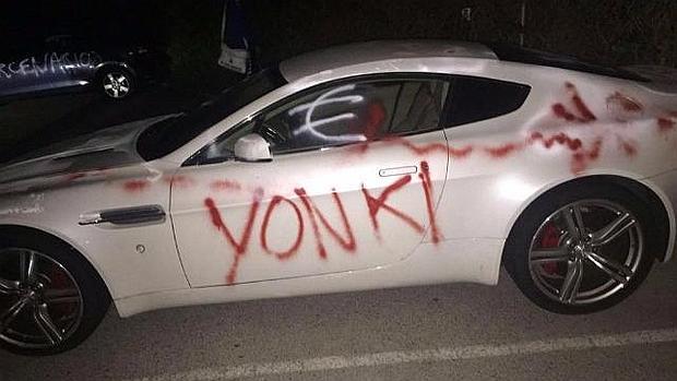 Los coches de los futbolistas del Cádiz aparecen con pintadas