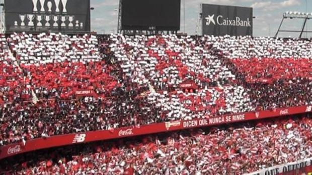 El Sánchez-Pizjuán explota con su himno y su tifo: «Una pasión sevillista que quiere morir contigo»