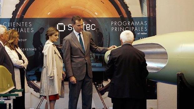 Sus Majestades Felipe y Letizia, durante la visita al Parque Tecnológico Aeroespacial