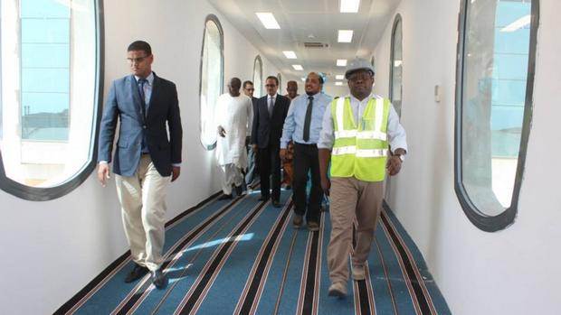 Técnicos de seguridad revisan el nuevo aeropuerto capital de Mauritania