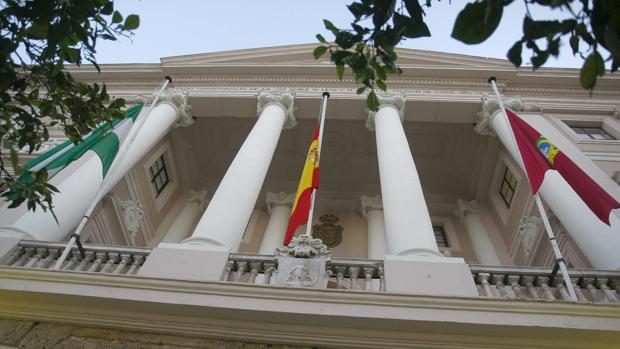 Luto y banderas a media asta en Cádiz por Carmen Obregón