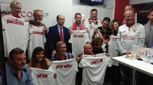 Los actores con camisetas personalizadas