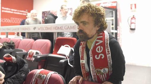 Peter Dinklage , con la bufanda del Sevilla FC