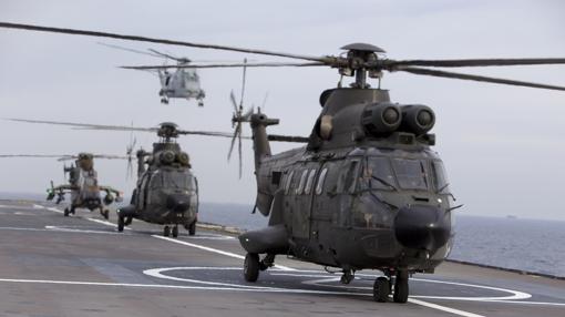 Helicópteros españoles en la cubierta del Dixmude francés