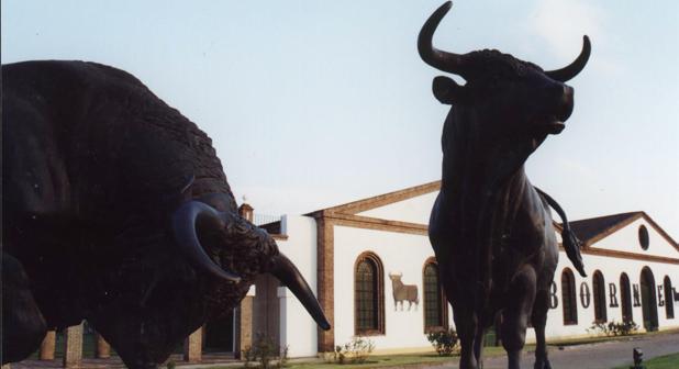 Dos esculturas de toros decoran la entrada de Osborne en El Puerto de Santa María