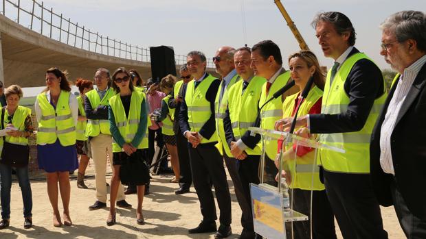 Foto de familia ante las obras de la SE-40, durante la visita del ministro de Fomento