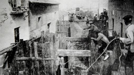 Tradicional encierro en la calle Arroyada a principios del pasado siglo XX (Foto, Ayuntamiento de Bargas. Archivo Municipal)