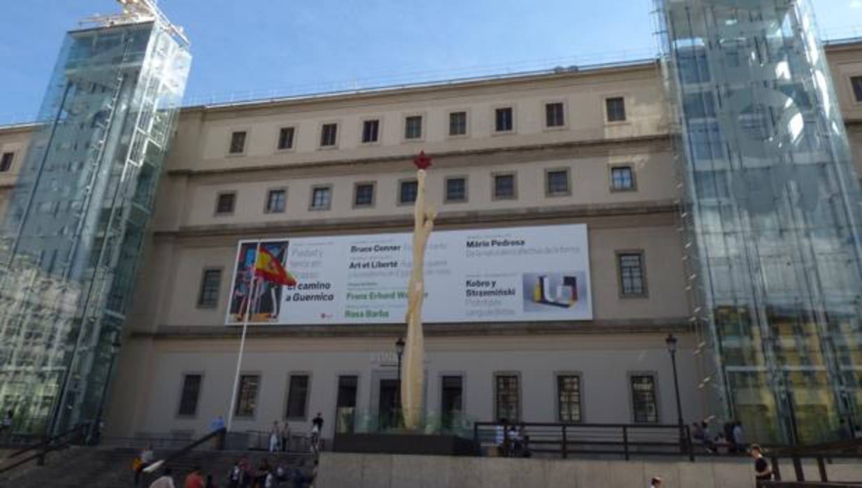 Réplica de la escultura levantada en París, en 1937, situada en la plaza de Dr. Drumen de Madrid, debida a J. Ballester (2001)