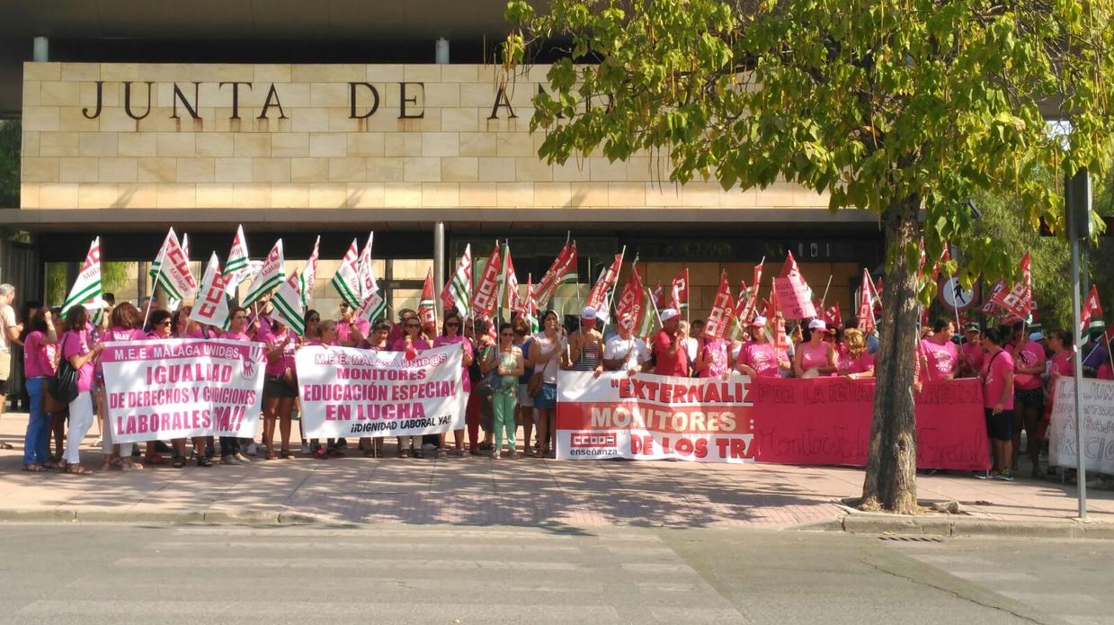 Concenración de los monitores en Sevilla.