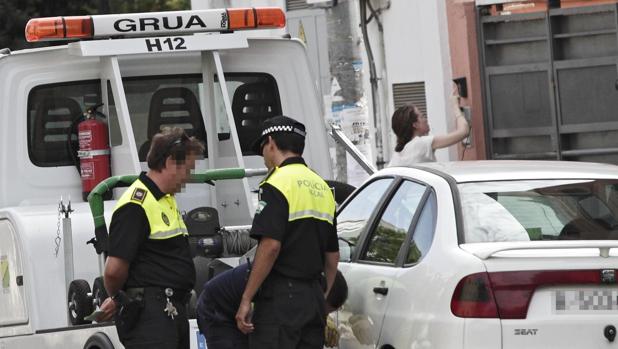 La grúa de Sevilla no tiene medios para retirar coches, pero sube un 5%