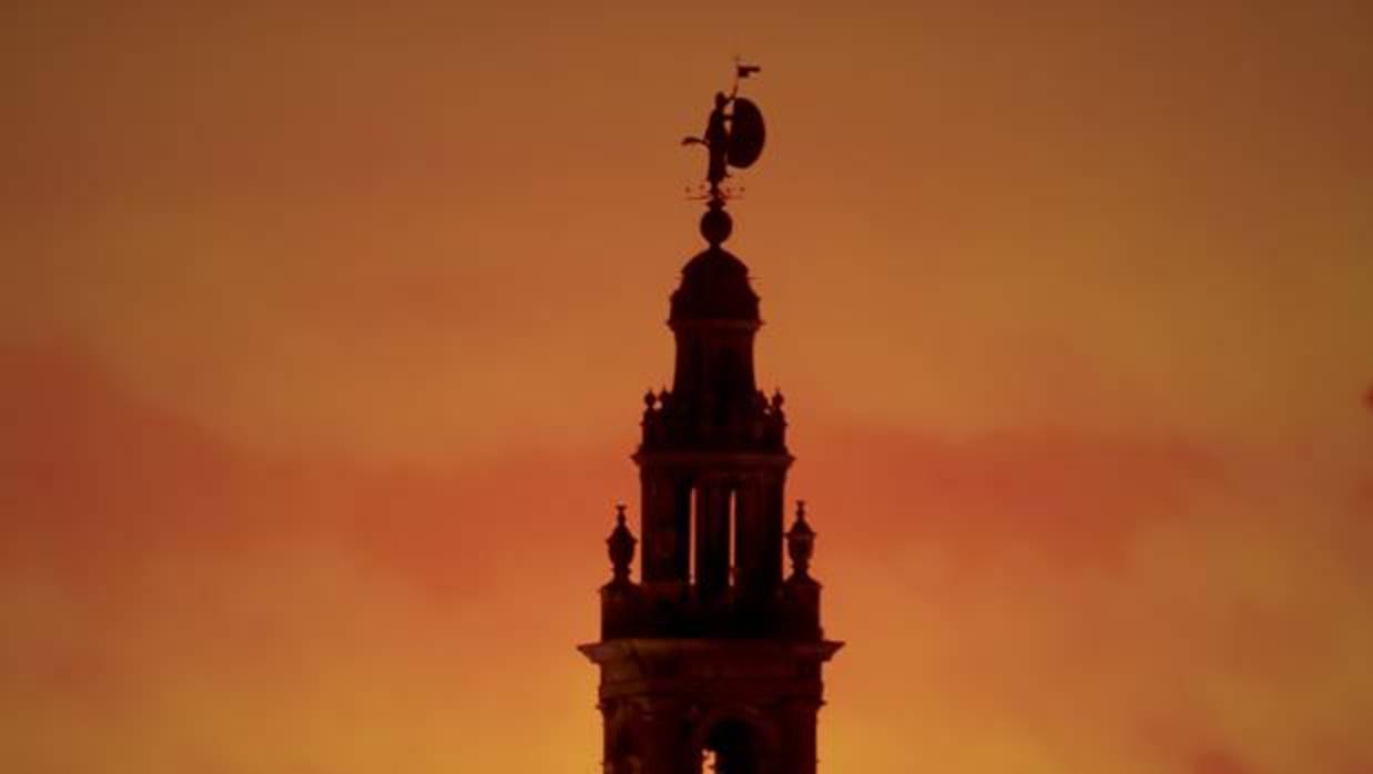 La Giralda en un atardecer