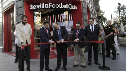 José Castro, presidente del Sevilla F.C. inaugurando la tienda del club en la Avenida