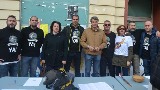 La mesa de la recogida de firmas con los dirigentes andalucistas