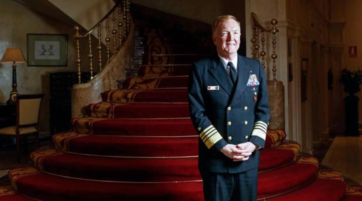 El almirante James Foggo III, posa para ABC tras la entrevista