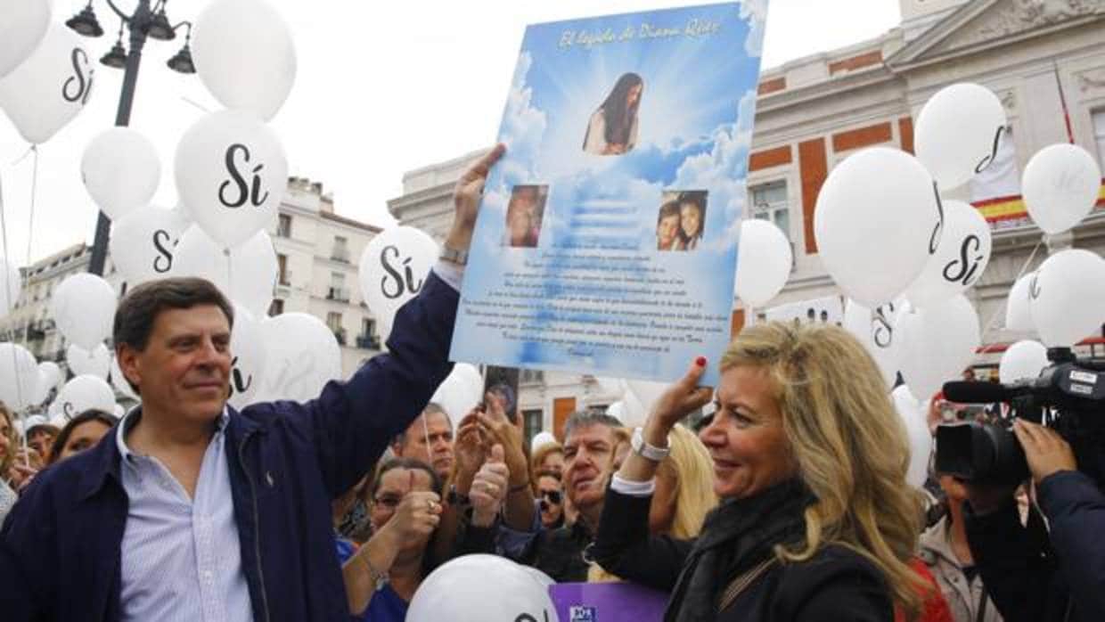 Juan Carlos Quer y Diana López-Pinel en la marcha a favor de la no derogación de la prisión permanente