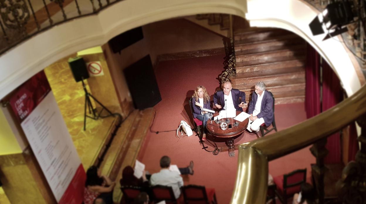 Isabel Ojeda, Antonio Muñoz y Juan Víctor Rodríguez Yagüe durante la presentación