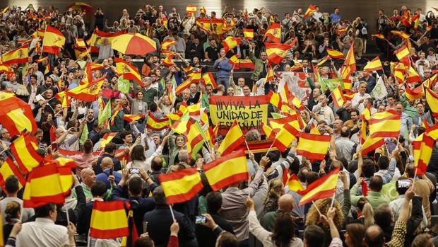 Vox da un golpe de efecto en Sevilla y reúne a 4.000 personas en Fibes