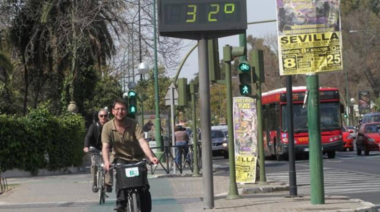 Termómetro con máximas de 32 grados y sevillanos en bici por Sevilla