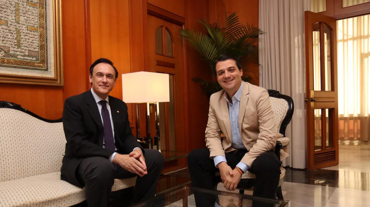 El alcalde de Córdoba empieza a perfilar el plan estratégico de la capital con una ronda de contactos