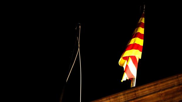 La Fiscalía y los Mossos investigan la retirada de la bandera de España de la Generalitat