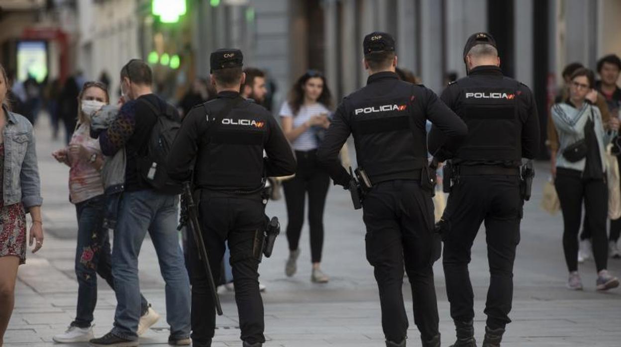 Agentes de la Policía Nacional, patrullando este viernes por el centro de Madrid