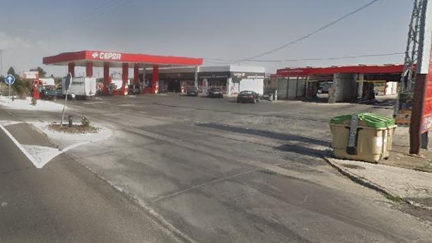 Atracan en 20 segundos la gasolinera de Cedillo del Condado con varios clientes: «¡Al suelo y el dinero!»