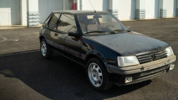 Así restauran y venden coches históricos en el Museo de la Aventura Peugeot