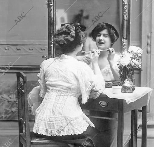 La célebre cupletista, disponiéndose a salir a escena