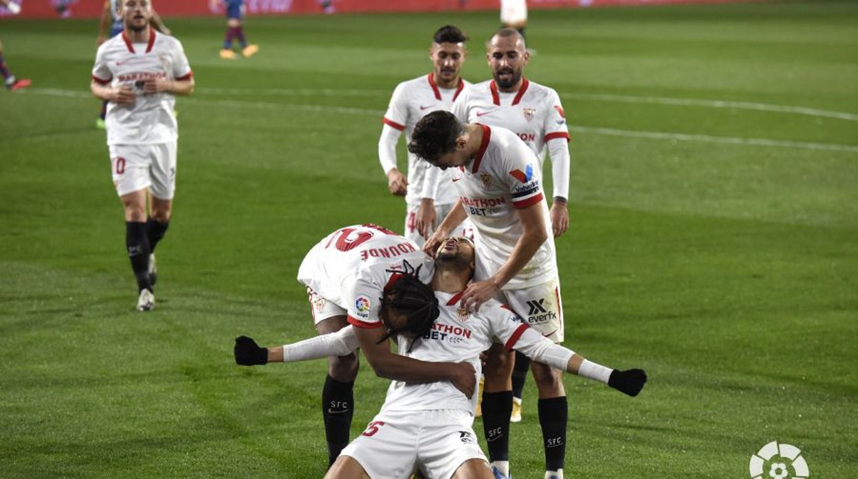 En-Nesyri celebra su gol con sus compañeros