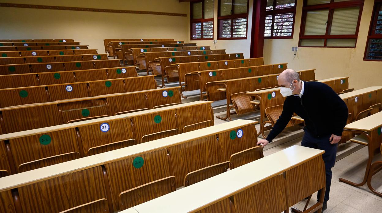 Una clase vacía de la facultad de Ciencias en Granada, con las clases presenciales suspendidas durante diez días