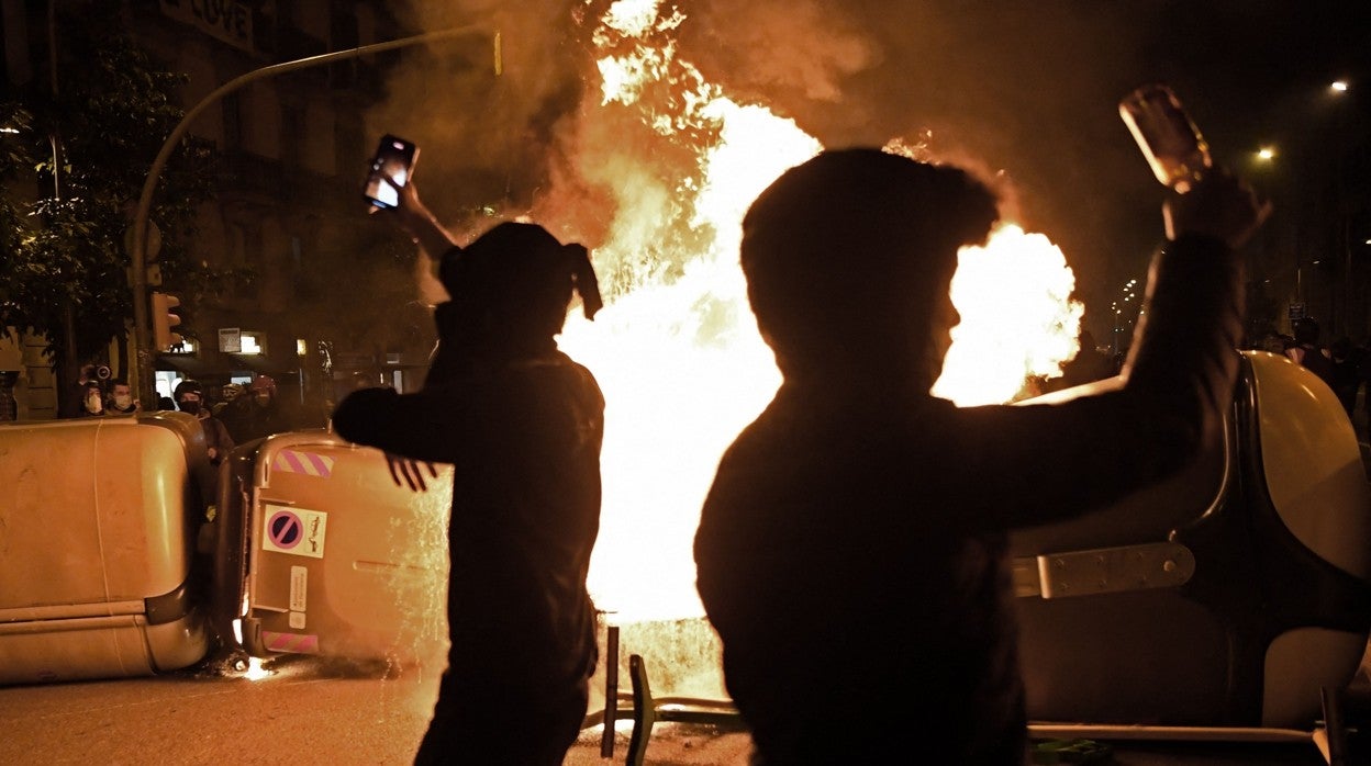 Dos jóvenes durante los disturbios de anoche en el centro de Barcelona