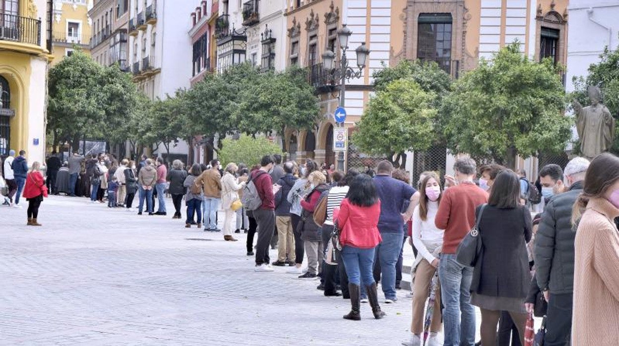 Cola ante el bar Giralda para visitar los baños árabes