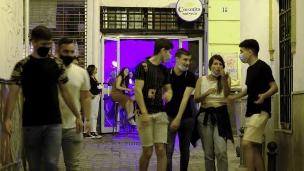 Las imágenes del ambiente en Sevilla el primer día sin toque de queda