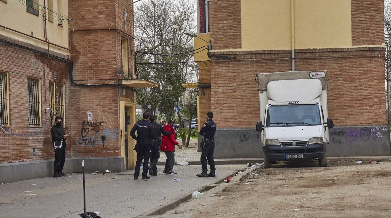 Agentes de la Policía Nacional en los bloques de San Dalmacio, en febrero