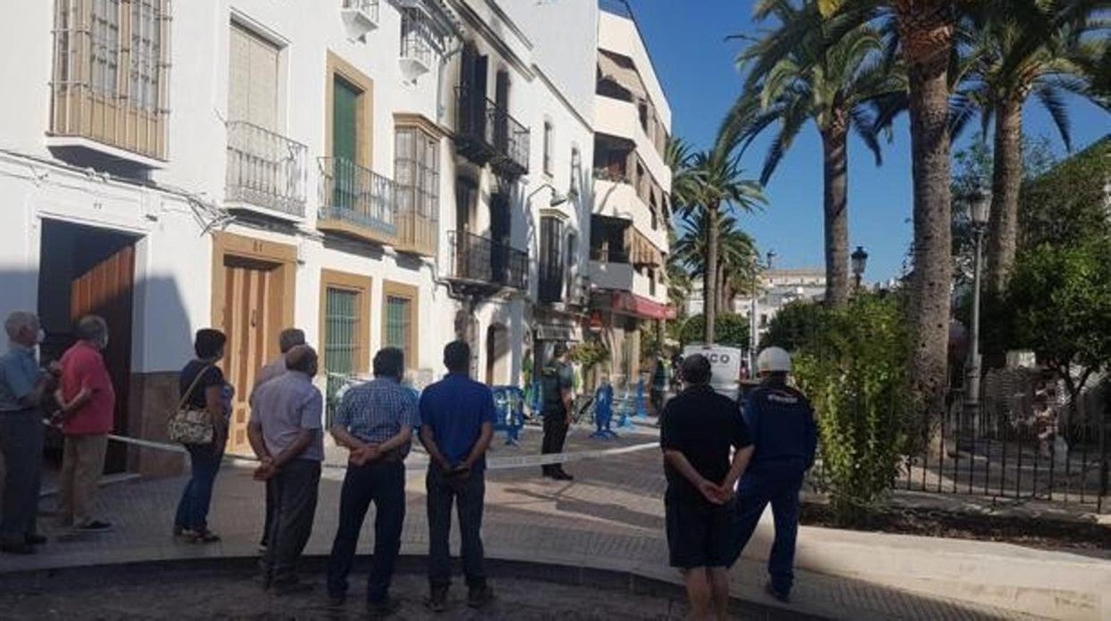 Vecinos observan el estado de la vivienda en Llanos de la Coronada en Aguilar en julio de 2020