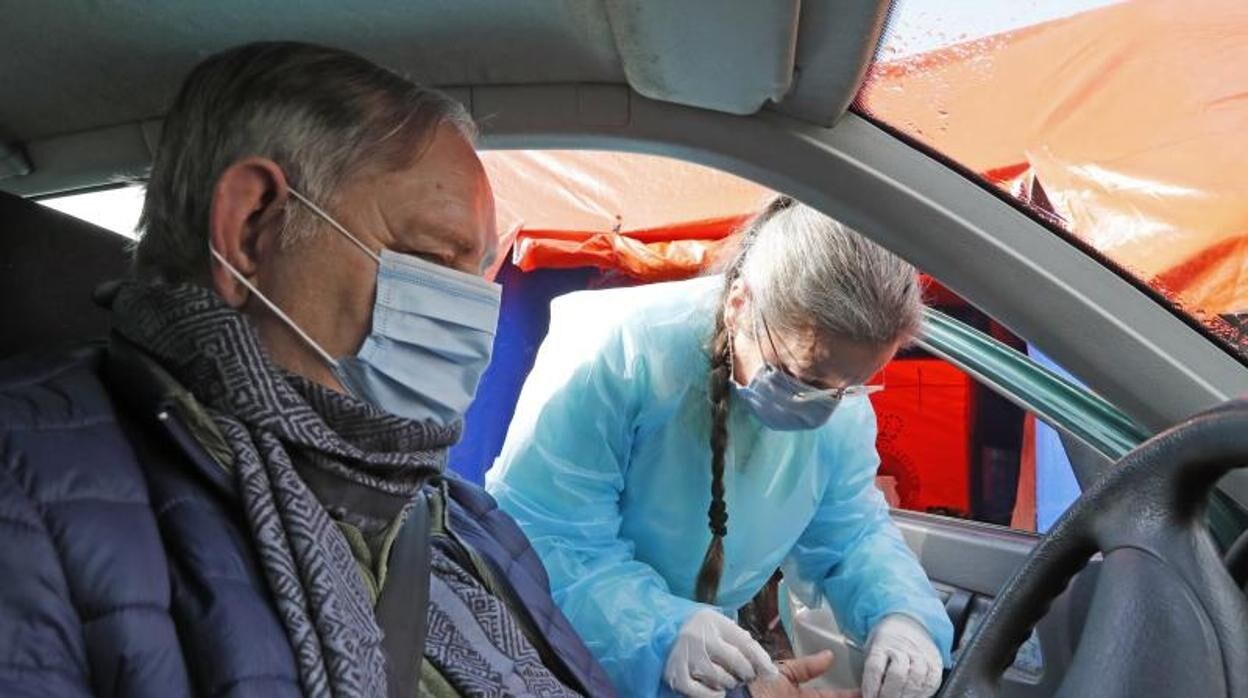 Una doctora realiza una prueba del coronavirus en una carpa de un centro de salud en Brión, La Coruña