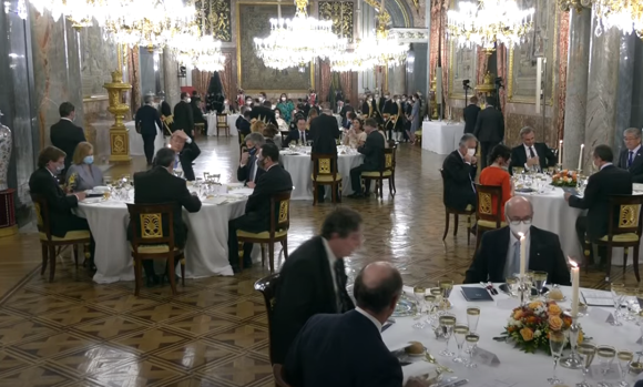 Disposición de las mesas redondas en la cena de gala del Palacio Real. Como medidas antiCovid no hubo esta vez la tradicional mesa imperial