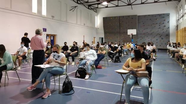 Más de 940 cordobeses mayores de 18 años se examinan para obtener el título de la ESO