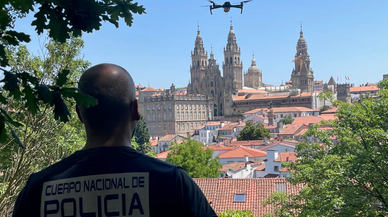 La Policía Nacional patrullando las calles de Santiago de Compostela con un dron